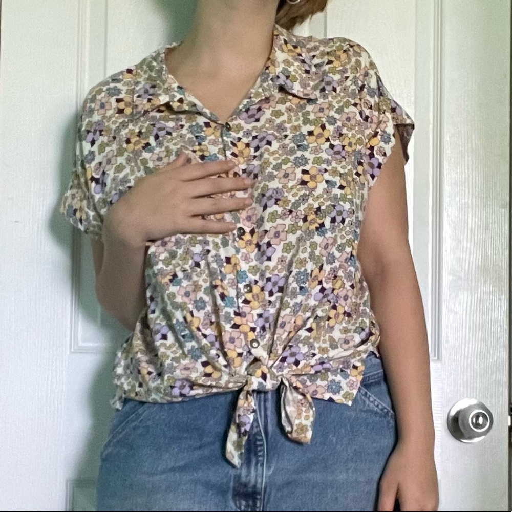 collared short-sleeve floral print button down